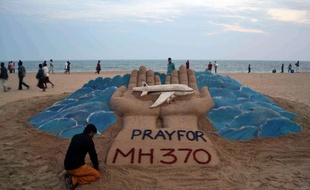 Un artiste indien réalise une sculpture représentant l'avion de Malaysia Airlines disparu, le 12 mars 2014.