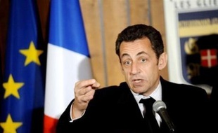Les grandes manoeuvres ont commencé mardi à droite deux jours après la défaite des municipales, le Premier ministre François Fillon exhortant sa majorité à "tenir le cap", alors que l'Elysée devait annoncer un remaniement limité de l'équipe gouvernementale