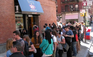 Une file d'attente devant la reproduction du café Central Perk, à New York, le 17 septembre 2014.