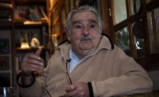 Le président uruguayen Jose Mujica s'exprime lors d'un entretien avec l'AFP, chez lui dans les environs de Montevideo, le 9 juillet 2014