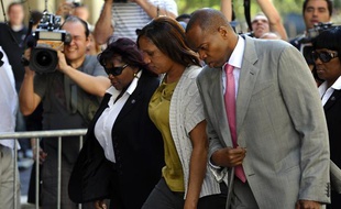 Nafissatou Diallo arrive au bureau du procureur Cyrus Vance Jr. à New York avec son avocat, Kenneth Thompson, le 27 juillet 2011.