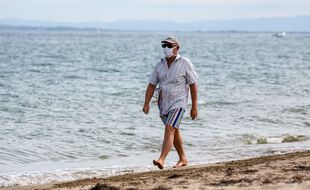 vacancier sur une plage en catalogne ( Espagne )