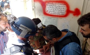Les experts de l'ONU ont effectué mercredi des prélèvements sanguins, d'urine et de cheveux auprès de victimes de l'attaque à l'arme chimique imputée au régime près de Damas, selon des vidéos diffusées par les militants.