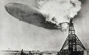 Le dirigeable allemand Hindenburg, en flammes le 6 mai 1937, quelques instants avant son crash.