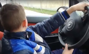 Un papa a voulu faire plaisir à son fils en le laissant conduire la voiture
