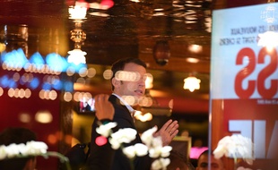 Emmanuel Macron le soir du premier tour derrière la vitre du restaurant La Rotonde à Paris.