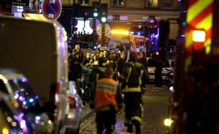 Les pompiers interviennent après les attentats dans le 10e arrondissement de Paris, le 13 novembre 2015