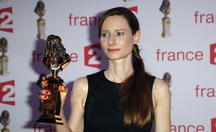 La comédienne Marie Rémond, ancienne élève du Théâtre national de Strasbourg, pose avec son Molière de la révélation féminine le 27 avril 2015.