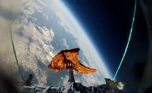 Deux Britanniques ont envoyé une côte d'agneau dans la stratosphère