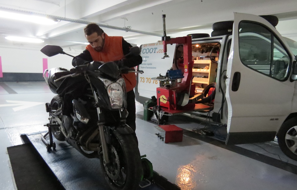 Paris Izyscoot, le garage pour scooters et motos qui vient à votre travail