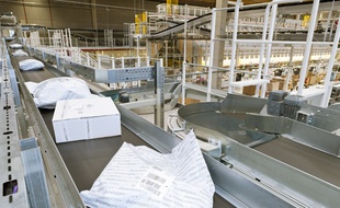 Hem, le 16 septembre 2014 - Le site logistique Dispeo de Hem, près de Lille, prépare désormais les commandes pour le site de e-commerce showroomprive.com