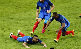 Les bleus célèbrent le but de Payet lors du match France/Roumanie
