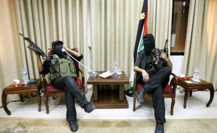 Des combattants du Hamas dans le bureau du président palestinien Mahmoud Abbas, Gaza, le 15 juin 2007.