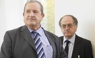 Le président intérimaire de la FFF, Fernand Duchaussoy, devant le vice président Noël Le Graët, le 29 octobre 2010 à Paris.