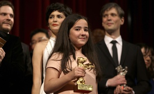 Hana Saeidi, la nièce de Jafar Panahi reçoit l'Ours d'or du meilleur film pour Taxi