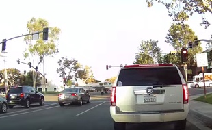 Capture d'écran d'une vidéo YouTube montrant un avion se poser en urgence sur une avenue de la ville d'Irvine, en Californie, le 16 septembre 2015.
