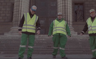 Le groupe de rap La Triple XL est composé de trois agents de la propreté de la ville de Paris. Ils chantent leur quotidien avec humour.