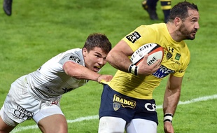 Le Stadiste Antoine Dupont plaque l'Auvergnat Scott Spedding lors du choc du Top 14 entre Toulouse et Clermont, le 8 octobre au stade Ernest-Wallon.