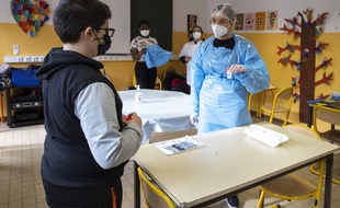 Un test salivaire dans une école primaire (illustration).
