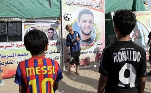 Un Palestinien détenu en Israël et en grève de la faim depuis près de trois mois, le footballeur Mahmoud Sarsak, a conclu lundi un accord avec l'administration pénitentiaire pour cesser son action en échange de l'engagement d'être relâché le 10 juillet, a indiqué son avocat.