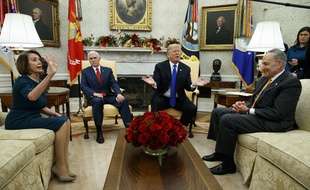 Donald Trump et Mike Pence avec les leaders démocrates du Congrès, Nancy Pelosi et Chuck Schumer, le 11 décembre 2018, dans le bureau ovale de la Maison Blanche.