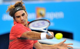 Le Suisse Roger Federer a donné une leçon de tennis au jeune Australien Bernard Tomic, pour se qualifier en trois sets (6-4, 6-2, 6-2) pour les quarts de finale de l'Open d'Australie, dimanche à Melbourne.