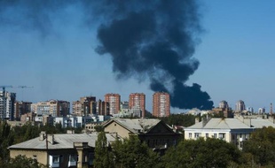 De la fumée noire au-dessus d'une zone située à proximité de l'aéroport de Donetsk après des bombardements, le 2 octobre 2014 en Ukraine