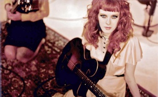 La chanteuse Karen Elson fait partie depuis plusieurs années d'une troupe de cabaret.