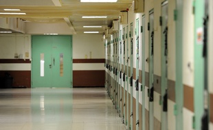 Un couloir de la prison de Nîmes.