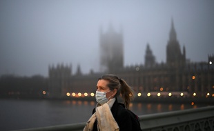 Une passante à Londres, le 7 décembre 2020.