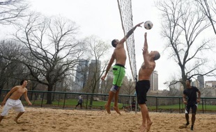 Des gens jouent au volleyball à Central Park, à New York le 24 décembre 2015