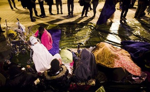 Des personnes participent a un rassemblement a l'appel de plusieurs associations militant pour le droit au logement, le 7 octobre 2011