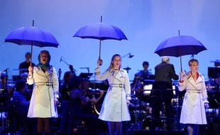 Jasmine Roy, Louise Leterme et Nathalie Dessay dans la comédie musicale "Les Parapluies de Cherbourg" au Chatelet, à Paris, le 10 septembre 2014. AFP PHOTO / ERIC FEFERBERG