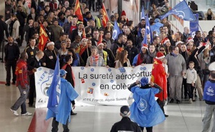 Les agents de sûreté des aéroports étaient en grève dimanche, jour de Noël et de forte affluence, pour le dixième jour consécutif, un mouvement sans grande perturbation sur le trafic aérien.