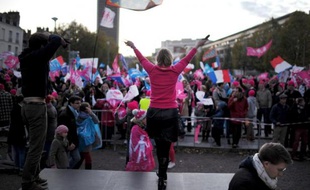 Un an après le début de la mobilisation contre le mariage pour tous et malgré le vote de la loi Taubira, les militants de La Manif pour tous ont choisi samedi Nantes, ville du premier ministre Jean Marc Ayrault, pour la première manifestation de leur nouvelle campagne "anti-familiphobie".