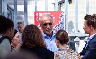 Paris, le 30 août 2019. Tariq Ramadan s'adresse à un petit groupe de personnes en sortant du palais de justice de Paris.