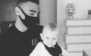 Alexander Djiku avec le petit Nathan, âgé de 18 mois.