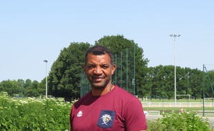 Emile N'Tamack, le nouvel entraîneur des arrières de l'UBB, le 6 juillet 2015 à Bordeaux.