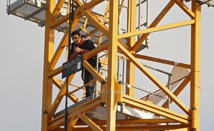 Un père de famille originaire de Tourcoing (59) s'est retranché en haut d'une grue sur un chantier de construction à Lezennes près de Lille ce lundi 3 juin 2013 en fin d'après midi. Il a demandé à parler au procureur de la République de Lille pour contester une décision de justice concernant la garde de son enfant.