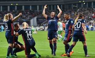 Les Lyonnaises ont laissé exploser leur joie, jeudi à Kiev, à l'image de Lucy Bronze et Shanice van de Sanden (au centre).