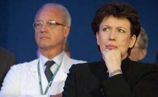 Le professeur Jacques Marescaux et Roselyne Bachelot écoutent le discours de Nicolas Sarkozy au personnel du nouvel hôpital civil de Strasbourg, le 9 janvier 2009.