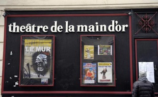 L'affiche du spectacle de Dieudonné, "Le Mur", à la façade du théâtre de la Main d'Or, le 11 janvier 2014, à Paris
