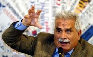 Severino Antinori, un spécialiste de la fertilité qui prétend avoir cloné trois bébés, à Rome le 5 mai 2004