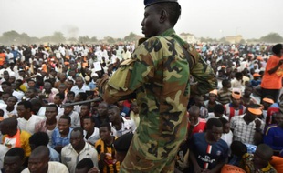 Un soldat tchadien monte la garde lors d'un meeting de campagne du candidat d'opposition à la présidentielle Saleh Kebzaboh, sur la Place de la Nation à N'Djamena le 8 avril 2016