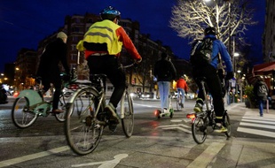 Des cyclistes dans le centre-ville de Paris le 17 décembre dernier, jour de fortes perturbations dans les transports en commun de la capitale, en raison de la grève contre la réforme des retraites.