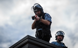 Deux policiers pendant une manifestation à Minneapolis, le 27 mai 2020.