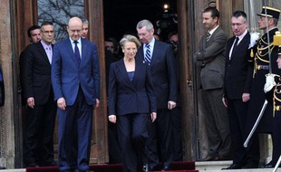 L'ex-ministre Michèle Alliot-Marie descend les marches du ministère des Affaires étrangères après la passation de pouvoirs avec Alain Juppé, au Quai d'Orsay, le 1 mars 2011.