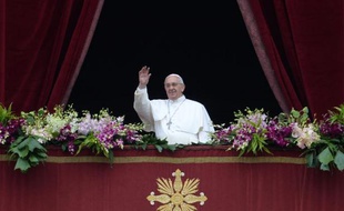 Le pape François pendant la bénédiction "Urbi et orbi", le 5 avril 2015 au Vatican