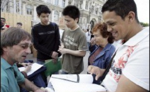 Des délégués de collectifs de soutien aux familles sans-papiers d'enfants scolarisés se sont rassemblés jeudi matin place de l'Hôtel de Ville à Paris pour aller déposer collectivement à la préfecture de police de Paris des centaines de demandes de régularisation.