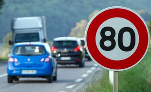 A l'occasion du Conseil interministériel de sécurité routière prévu ce mardi 9 janvier, le gouvernement pourrait annoncer l'abaissement à 80 km/h de la vitesse maximale autorisée sur les routes secondaires.